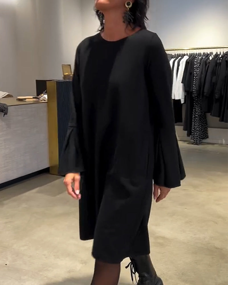 VESTIDO CON MANGAS ACAMPANADAS Y VOLANTES