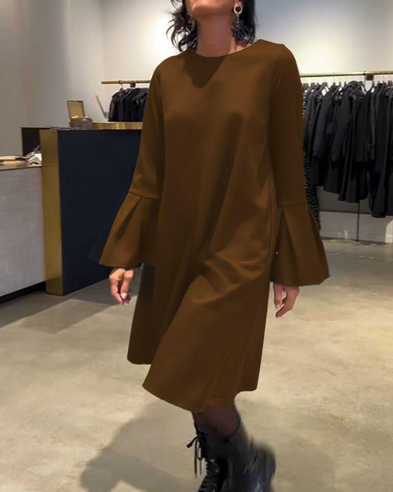 VESTIDO CON MANGAS ACAMPANADAS Y VOLANTES