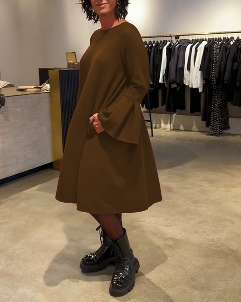 VESTIDO CON MANGAS ACAMPANADAS Y VOLANTES