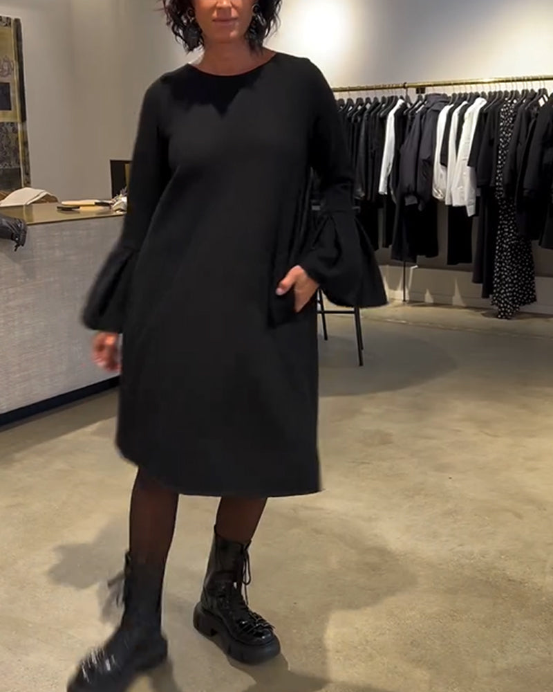 VESTIDO CON MANGAS ACAMPANADAS Y VOLANTES