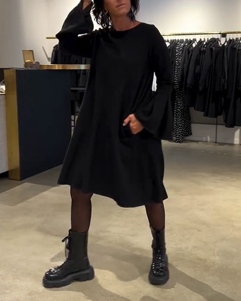 VESTIDO CON MANGAS ACAMPANADAS Y VOLANTES